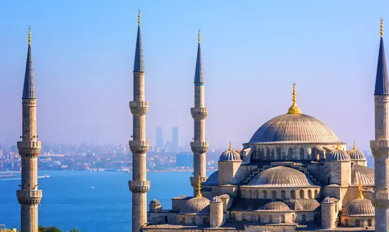 رحلة السلطان أحمد السياحية في اسطنبول دليلك الشامل لاستكشاف قلب التاريخ الإسلامي والبيزنطي في اسطنبول
